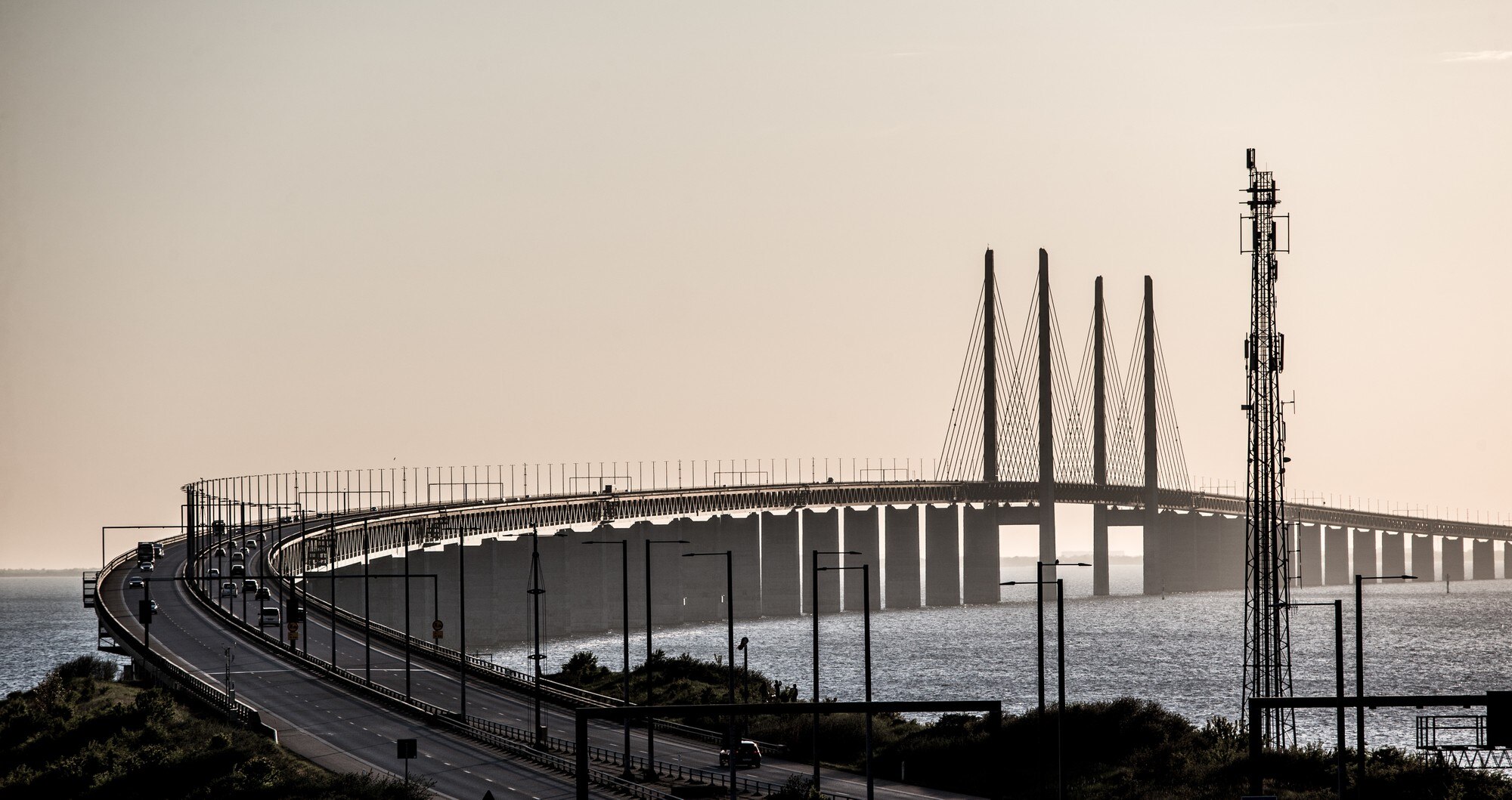 beautiful-shot-oresund-bridge-with-cars-sweden_181624-20217 Ponte in Svezia