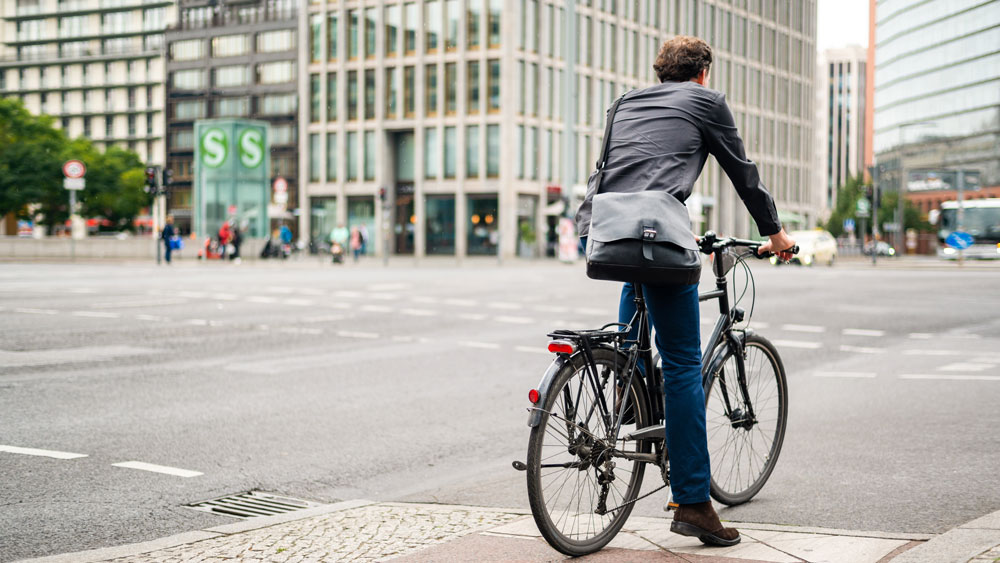 view-man-berlin-germany-lite Uomo in bicicletta a Berlino